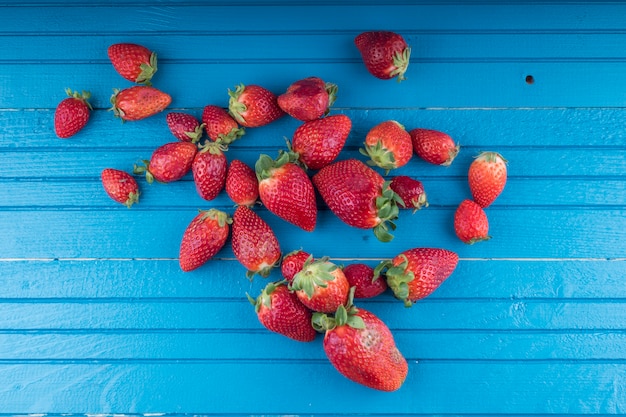 Free photo pile of strawberries