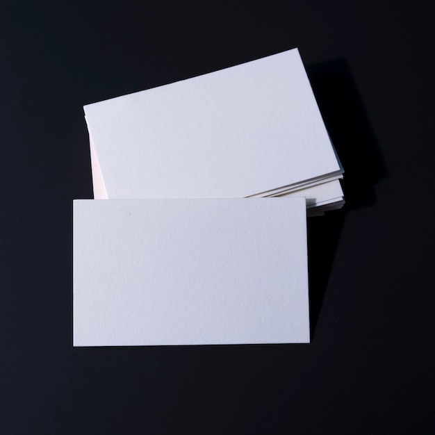 Груды пустых белых корпоративных визиток
