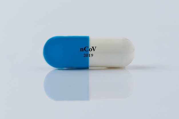 Foto gratuita pillola per la malattia virale su sfondo bianco