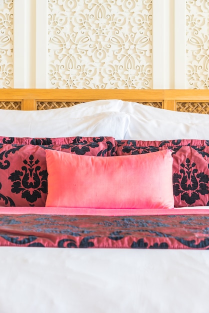 Подушка красивая удобная кровать фиолетовый