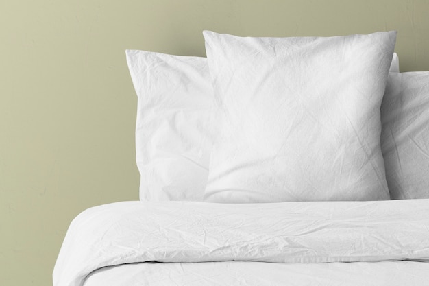Подушка на кровати с пустой копией пространства