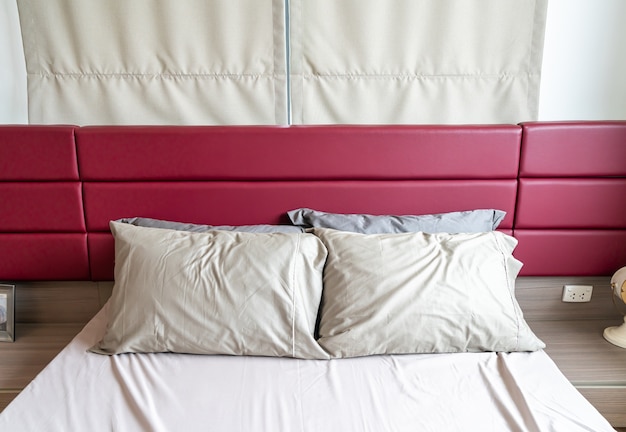 Украшение подушки на кровать в спальне