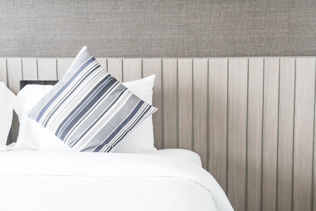 無料写真 ベッドルームのベッドの装飾の枕