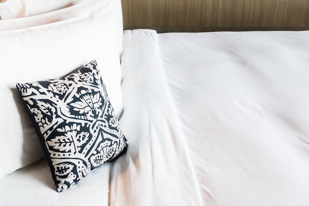 Бесплатное фото Подушка на кровати