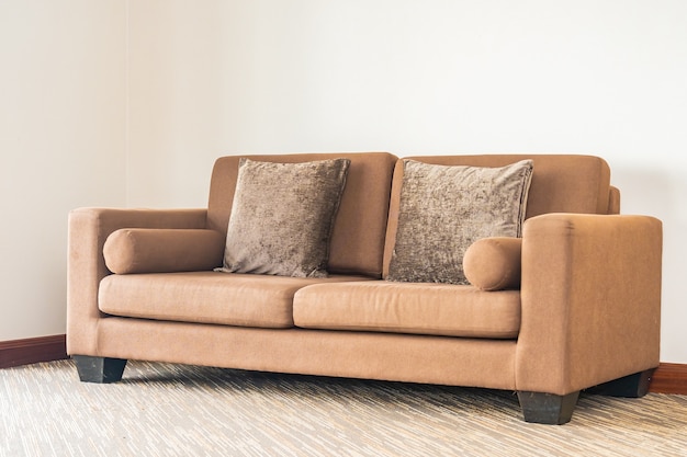 無料写真 リビングルームエリアのソファ装飾インテリアの枕