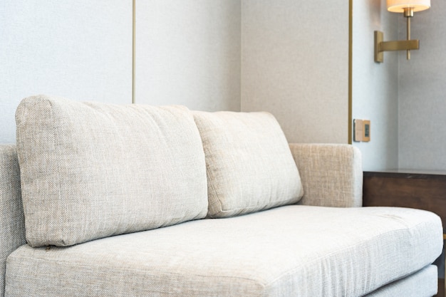 Подушка на диван украшает интерьер жилой зоны