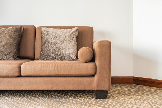 リビングルームエリアのソファ装飾インテリアの枕