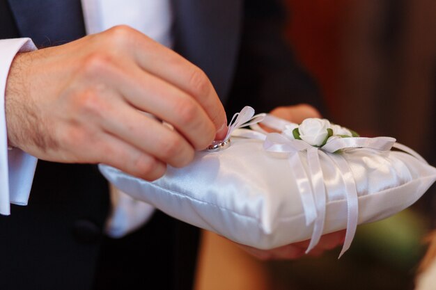 결혼 반지와 베개. 행사 중 신랑 복용 반지
