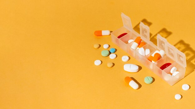 Коробка таблетки на желтом фоне