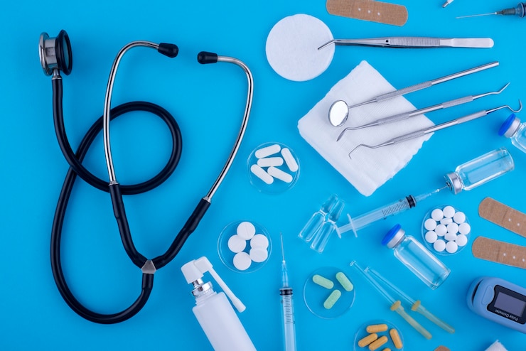 मुफ़्त फोटो pills and medical tools arrangement flat lay
