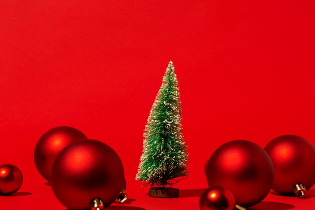 赤い壁に赤いクリスマスボールと松