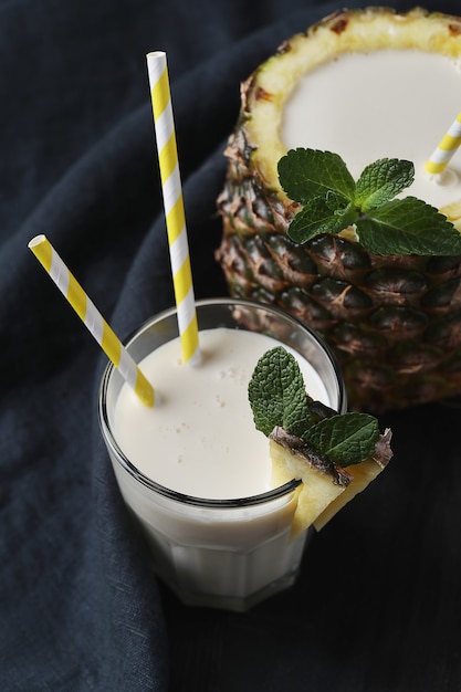 Free photo pineapple cocktail with straw. tropical drink