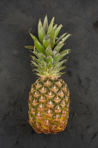 Ananas fresco aspro dolce succoso su un grigio