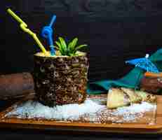 Foto gratuita ananas fresco su una tavola di legno con cocco