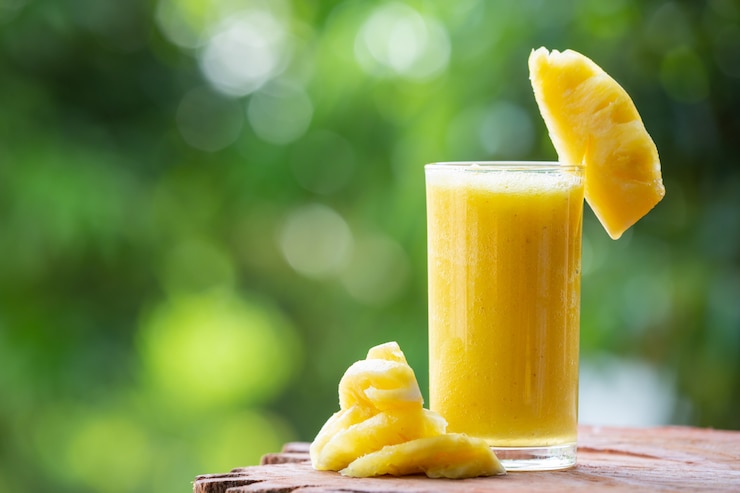 Free Photo pineapple juice with pieces of raw pineapple