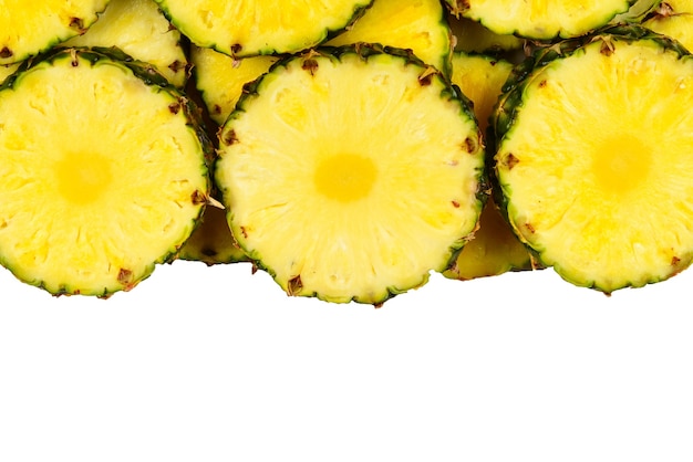 Фон сочные желтые ломтики ананаса. вид сверху. Premium Фотографии