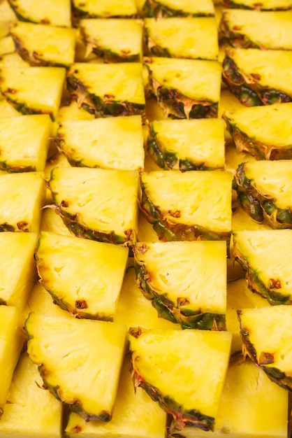 Фон сочные желтые ломтики ананаса вид сверху Premium Фотографии