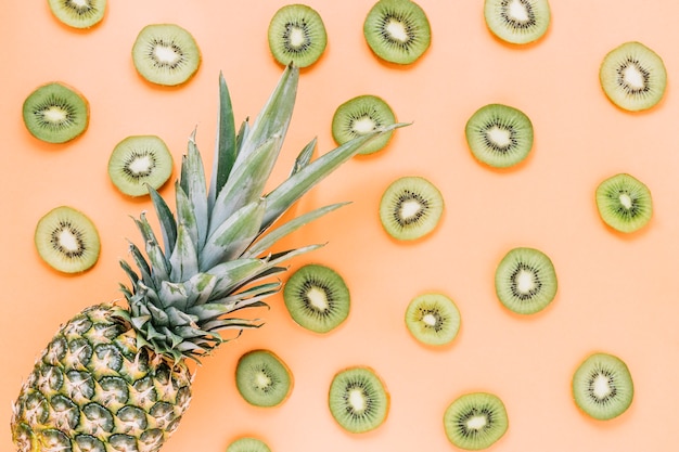 Free photo pineapple on slices of fresh kiwi