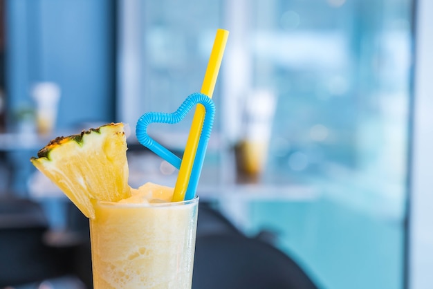 Free photo pineapple smoothie in a cafe'