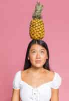 Foto gratuita ananas sulla cima di una testa di donna