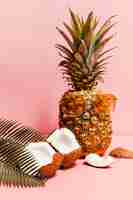 Free photo pineapple with sunglasses arrangement