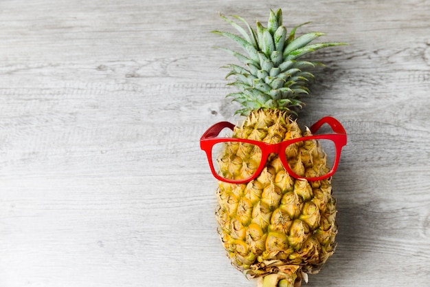 Free photo pineapple with sunglasses