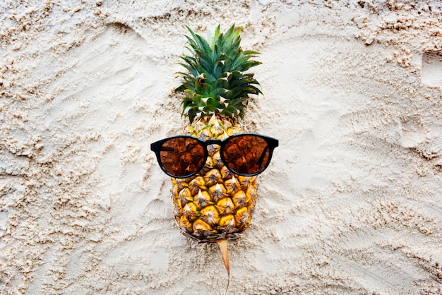 Free photo a pineapple with sunglasses