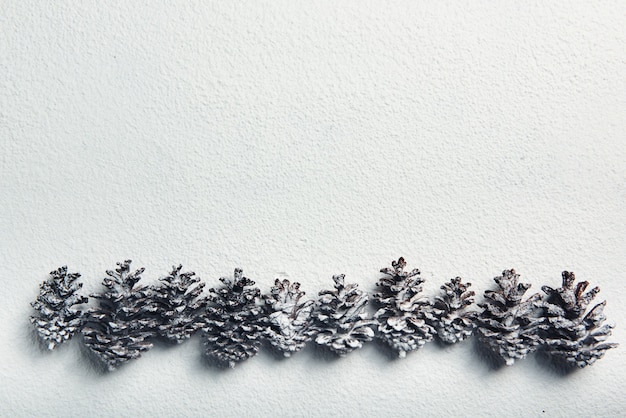 Бесплатное фото Сосновая шишка на снегу. рождественские украшения
