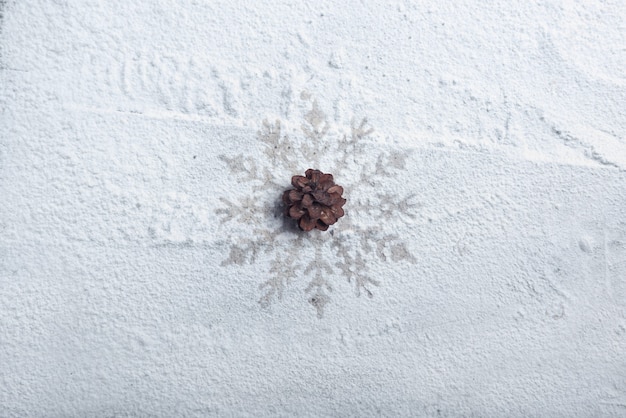 雪の上の松ぼっくり。クリスマスの飾り