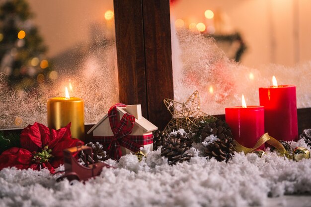 Pinecones on fake snow and canddles