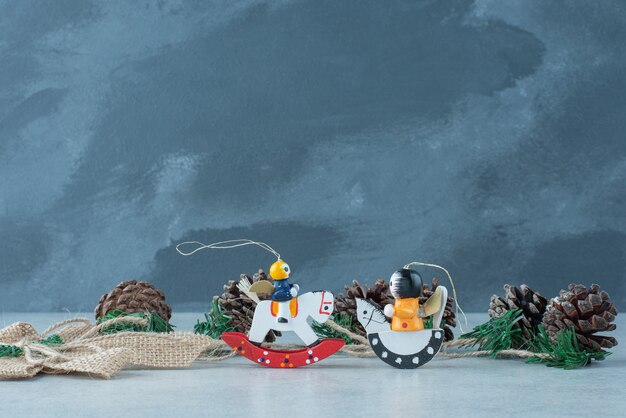 대리석 배경에 작은 크리스마스 축제 장난감 Pinecones. 고품질 사진
