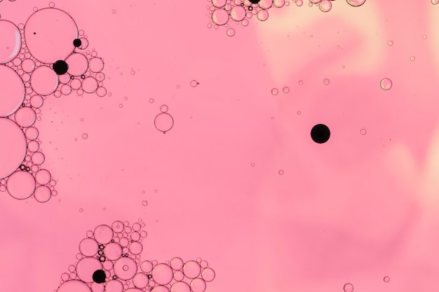 Розовые абстрактные пузыри с черными точками