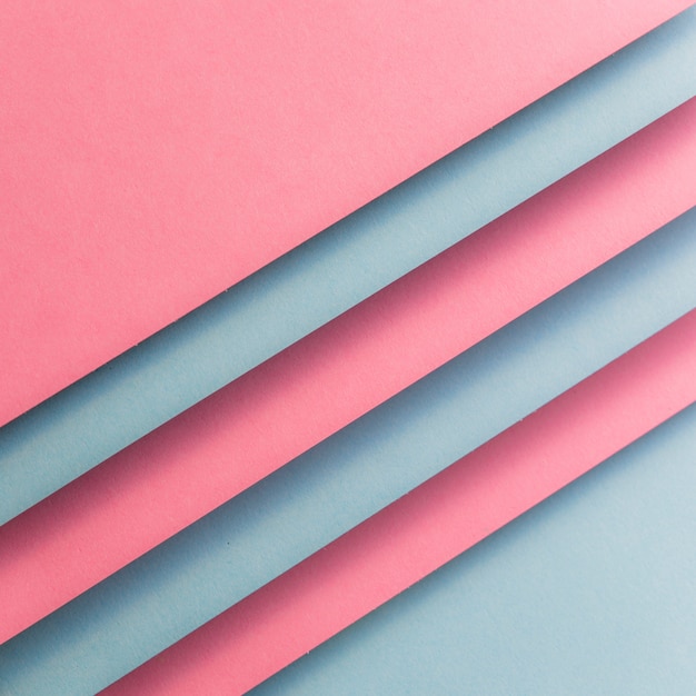 Розовая и серая карточная бумага, образующая диагональные линии