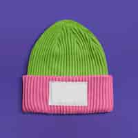 Бесплатное фото Розово-зеленая шапка с пустой белой тканевой этикеткой, зимние аксессуары
