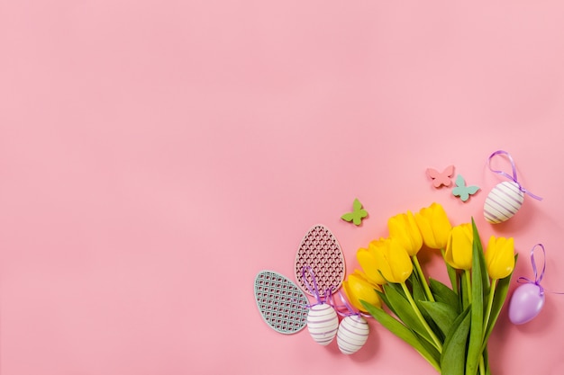 Foto gratuita sfondo rosa con fiori e uova di pasqua