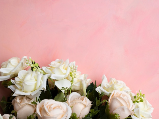 白バラフレームとピンクの背景 プレミアム写真