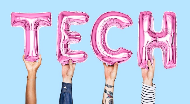 Бесплатное фото Буквы из розового воздушного шара, образующие слово tech