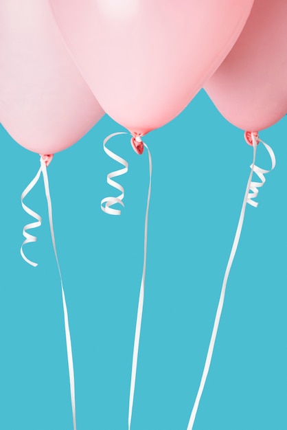 Foto gratuita palloncini rosa su sfondo blu