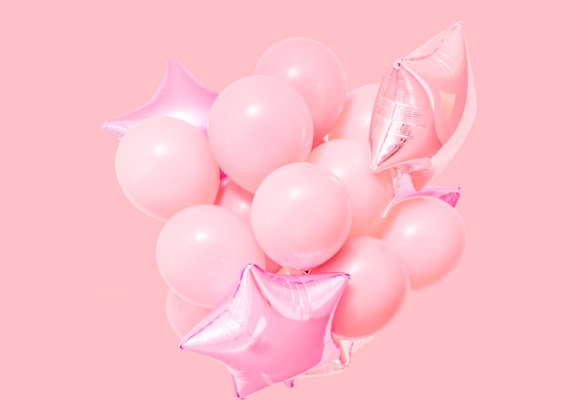 Foto gratuita aerostati di compleanno rosa su sfondo rosa con mockup