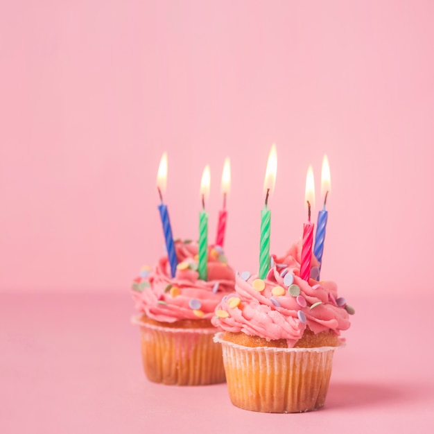 핑크 생일 컵 케 잌은 재치 조명 촛불