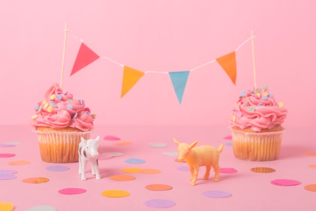 無料写真 ピンクの誕生日カップケーキ、ガーランド