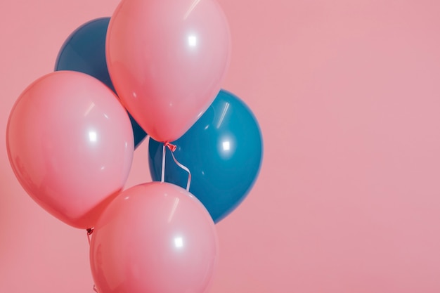 Розовые и синие воздушные шары на день рождения