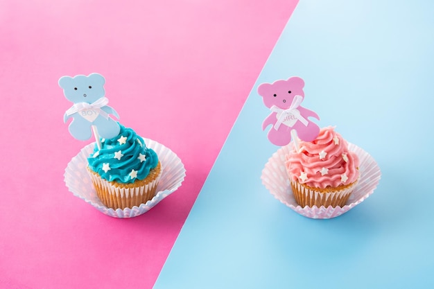 분홍색과 파란색 배경에 베이비 샤워를 위한 분홍색과 파란색 컵케이크