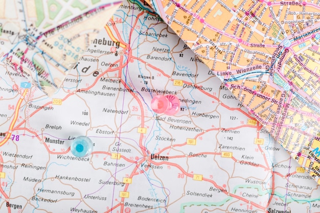 地図上の場所を示すピンクと青のプッシュピン