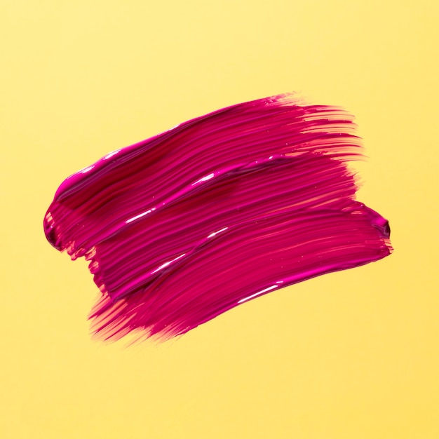 Бесплатное фото Розовый мазок кисти с желтым фоном