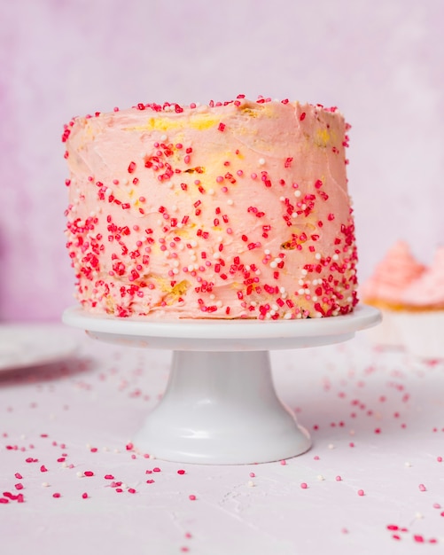 赤い振りかけるとピンクのケーキ
