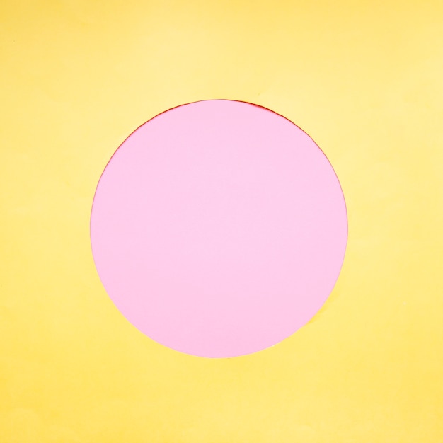Розовый круг на желтом фоне