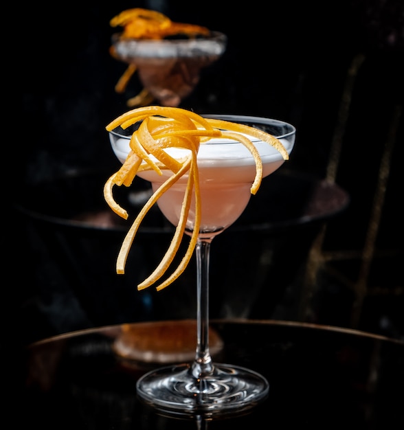 Foto gratuita cocktail rosa sul tavolo