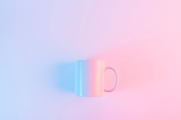 텍스트를 작성하기위한 copyspace와 분홍색 배경에 핑크 커피 잔