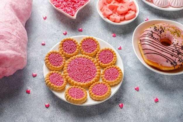 Caramelle, caramelle, meringhe e zucchero di colore rosa.